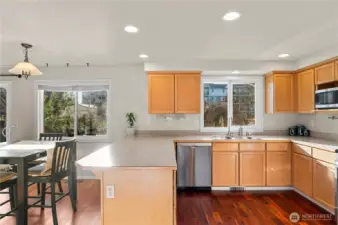 Spacious kitchen w/slider leading to backyard