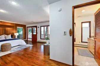 Main floor primary ensuite