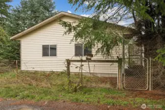 A side gate from the property to Leak Drive allows pedestrian access off the quiet lane to stroll down to the pasture gate via Leak Drive.