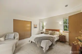 All your stresses and troubles fall away in this relaxing primary suite, with windows looking out to towering trees and lush gardens below.