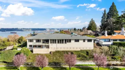 Perched to perfection, the residence offers an unrivaled vantage point. Watch the ferries glide across the glistening water from every level, framed by a backdrop of deep evergreens and the distant Olympic peaks.