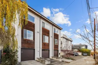 Modern and meticulously maintained home that is minutes to UW or Roosevelt Light Rail Station awaits you,