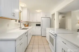 Kitchen-all appliances stay