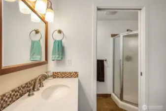 3/4 attached bath off primary