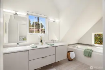 Primary bathtub just waiting for a bubble bath