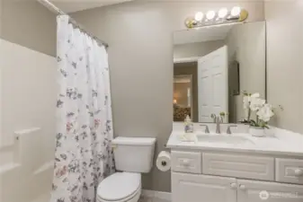 Full hall bath upstairs