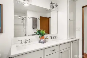 Main hallway full bathroom