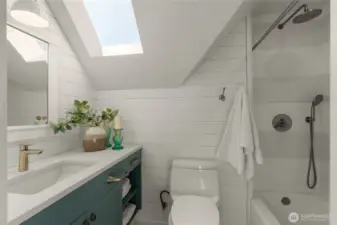 Upstairs Full Bathroom