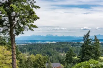 Epic deck views of the Cascade Mountains.