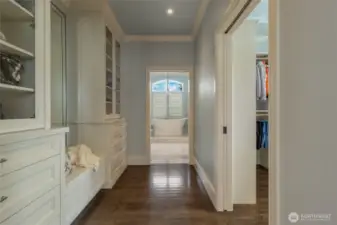 Primary En-suite with Dressing area built-ins, Walk-in Closet & Tiled Bath