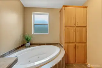 Primary bath w/jacuzzi tub