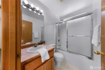 Secondary Bathroom with tub/shower