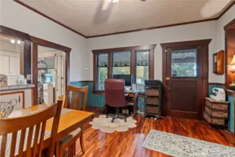 Eating space between kitchen and living room