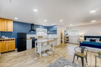 DADU, Spacious, updated 480sqft with 3/4 bath, perfect for guests, a home office, studio, multifamily living, or rental potential.