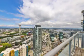 41st floor Sky Retreat. Amazing views of Elliott Bay and iconic Space Needle!