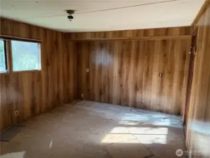 Primary bedroom w/ attached full bath & walk in closet