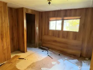 2nd bedroom, with door to full main bath