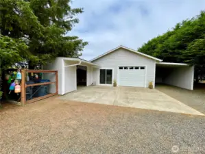 Huge 24' x 24' finished flex space bldg; art studio, home gym, entertainment center, workshop, toy storage...so many possibilities!