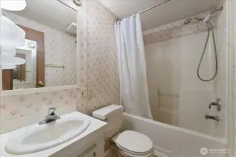 Full 2nd/guest bathroom.