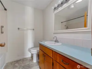 Full bathroom in the hallway