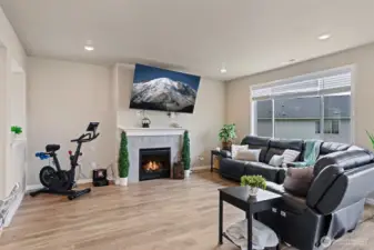 Large open concept great room w/gas fireplace