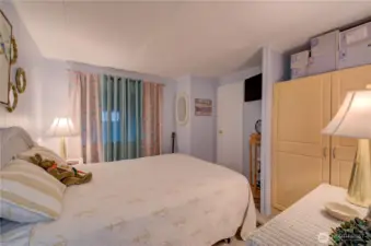 2nd bedroom with access to main bathroom