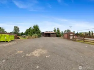 Long, wide driveway for trailers/trucks