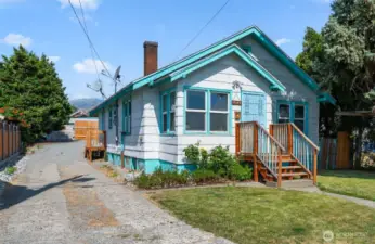 Front entrance with side gravel road