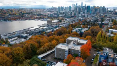 This spacious condo is close to Westlake, Lower Queen Ann and Lake Union, to the West is Queen Anne Avenue with shopping and services. This image is facing SE towards Capitol Hill.