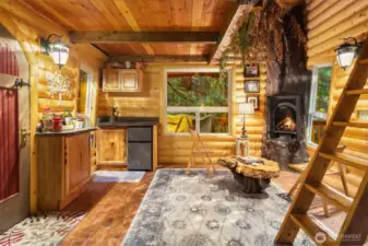 Welcoming and warm guest "Treehouse" cottage.