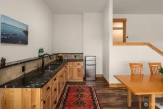 The kitchenette is stunning, adorned with beautiful honed granite countertops.