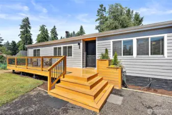 BRAND NEW SPACIOUS DECK