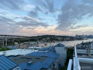 Lake Union marinas, restaurants, and Gas Works park a few moments away. The view is a symphony of movement.