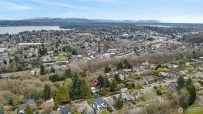 Great location close to Seward Park, across from Jefferson Golf Course, and Park. Minutes Columbia City, Lake Washington, West Seattle, Capitol Hill, 1-90, 1-5, and Light rail stations.