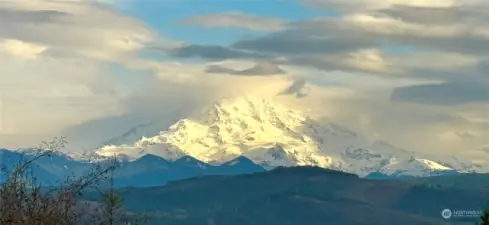 Beautiful full view of Mount Rainier