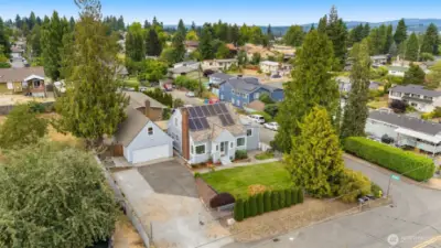 Overhead view: note the abundant parking in the gated driveway: perfect for your boat or RV