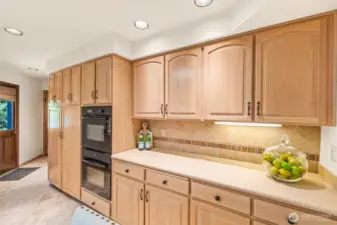 Along with glass cooktop there are double ovens & undercabinet lighting