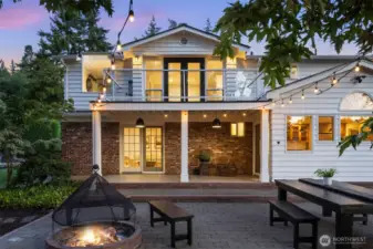 The entertainer’s deck is built for gatherings. Dine al fresco, host barbecues, or simply enjoy a quiet evening beneath the stars.