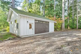 Extra Large 32 x 26 Garage with 10' ceilings!