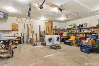 Room for vehicles + Workbenches
