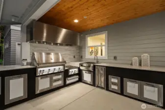 This kitchen leaves no room for complaints from any fortunate chef.