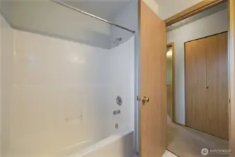 Another view of main hallway bath ...