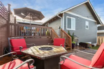 lower back deck for entertaining.