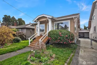 ust a block from Green Lake, this sunny, light-filled home puts you right in the middle of one of Seattle’s most vibrant and sought-after lifestyles—morning walks around the lake, easy access to parks, cafés, and everyday conveniences, all just moments from your front door.