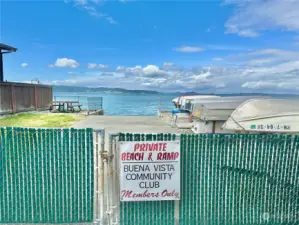 Private beach access.  Enjoy a picnic then launch your boat and go crabbing!