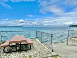 Private beach access.  Enjoy a picnic then launch your boat and go crabbing!