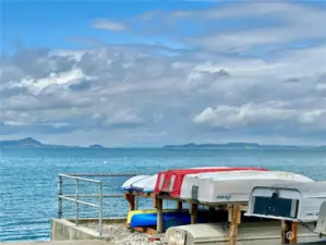 Private beach access.  Enjoy a picnic then launch your boat and go crabbing!