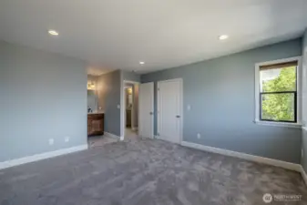 Primary w/walk-in closet