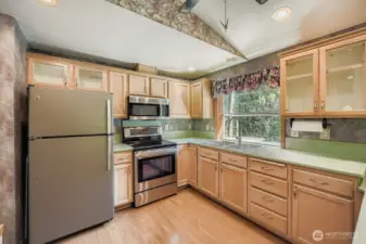 This kitchen also has vaulted ceilings, plenty of cupoard and conter space with newer ss appliances.
