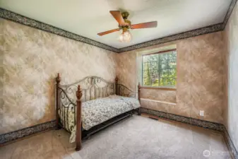 The 2nd bedroom.